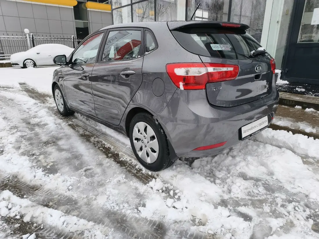 Kia Rio — вид сзади